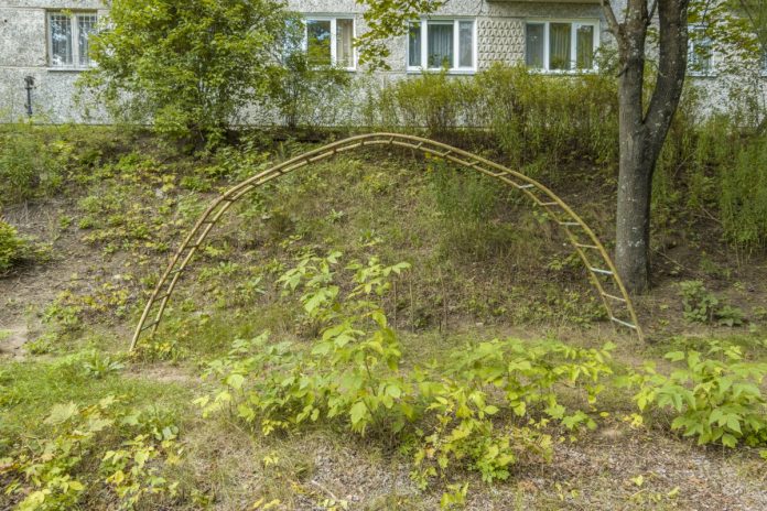 Детская площадка в Даугавпилсе, возле дома по ул. Зелинского, 22. Август, 2021 года. Фото: Евгений Ратков Детская площадка в Даугавпилсе, возле дома по ул. Зелинского, 22. Август, 2021 года. Фото: Евгений Ратков