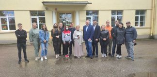 Волонтёры в Медумской школе. 3 сентября 2021 года. Фото: Алёна Долинда