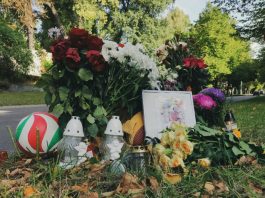 На месте, где смертельные ранения получил 21-летний парень, люди оставляют цветы и свечи. Фото: Анастасия Фёдорова