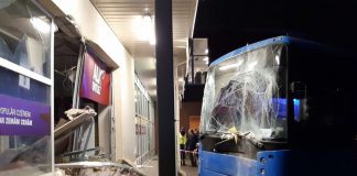 Водитель регионального автобуса не справился с управлением и врезался в скамейку на пассажирской платформе, а затем в магазин. Фото Госполиции