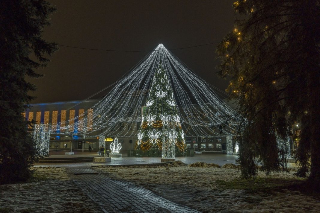 Главная ёлка Даугавпилса. Фото: Евгений Ратков Главная ёлка Даугавпилса. Фото: Евгений Ратков