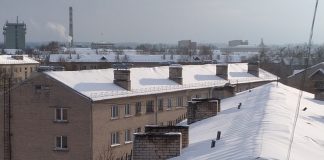 Снег на голову. Куда звонить, если на крыше скопился снег и висят сосульки Снег на крыше. Даугавпилс, 2 декабря 2021 года. Фото: Елена Иванцова