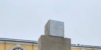 Бетонную ёлочку во дворе Арт-центра начали расписывать ассоциациями на тему «Общий язык». К участию приглашают граффити-художников! Первые граффити на тему "Общий язык" на арт-объекте, 11 декабря 2021 года. Фото: Алина Ворошена