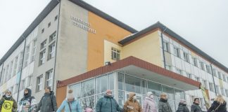 Флешмоб-акция "Обними школу", организованная родителями и педагогами 13-й средней школы в Даугавпилсе. 27 января 2022 года. Фото: Евгений Ратков