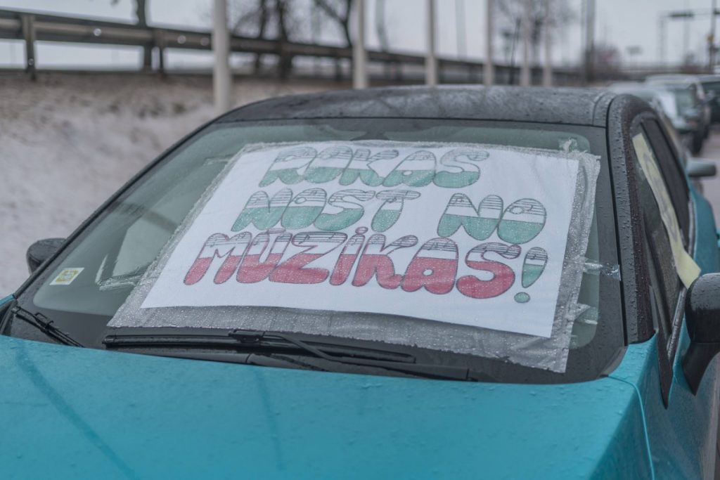 Машина с плакатом "Стоп нелогичной оптимизации школ", стоящая возле Даугавпилсской городской думы. 27 января 2022 года. Фото: Евгений Ратков