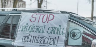 Машина с плакатом "Стоп нелогичной оптимизации школ", стоящая возле Даугавпилсской городской думы. 27 января 2022 года. Фото: Евгений Ратков