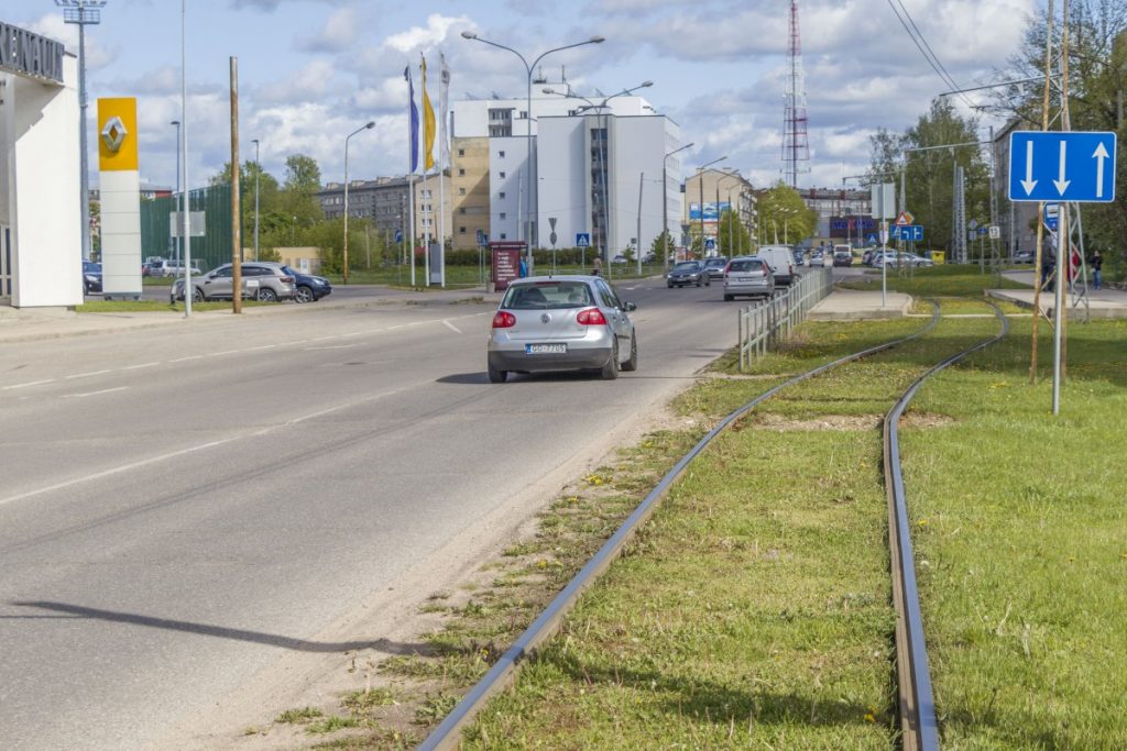 Улица Циетокшня в 2020 году. Видны три пешеходных перехода, четвёртый будет справа, дальше по улице. Фото: Евгений Ратков, 20 мая, 2020 года.