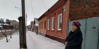 Даугавпилчанка боится пожара из-за старого столба. «Sadales tīkls» предлагает подождать или решать проблему за свой счёт Регина Хаткевич возле своего дома на Кауняс, 81а. 27 декабря 2021 года. Фото: Елена Иванцова