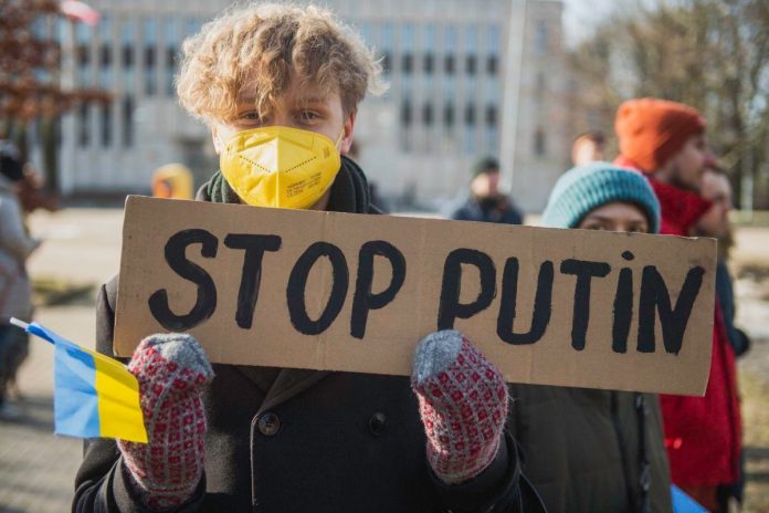 Участник пикета в поддержку Украины в Риге у посольства России. 24 февраля 2022 года. Фото: Янис Шкапарс / TVNET Участник пикета в поддержку Украины в Риге у посольства России. 24 февраля 2022 года. Фото: Янис Шкапарс / TVNET