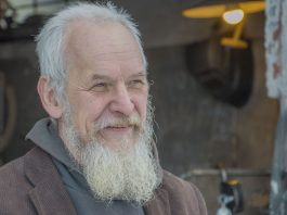 «Вы слышали, как поёт металл?». Кузнец Валерий Константинов из Ливан Кузнец Валерий Константинов в своей мастерской в Ливанах. 3 февраля 2022 года. Фото: Евгений Ратков