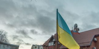 Флаг Украины на фоне российского консульства в Даугавпилсе.