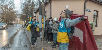 Участники пикета в поддержку Украины напротив консульства России в Даугавпилсе 25 февраля высказывают свои мнения по поводу происходящего военного конфликта