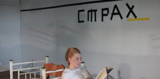 Сцена из спектакля Даугавпилсского театра "Провинциальные анекдоты". Фото: Джейна Саулите
