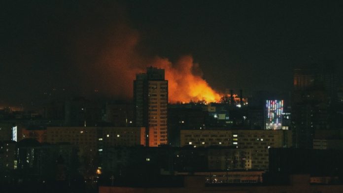 Война России с Украиной. Фото сделано в Киеве во время боевых действий, 26 февраля 2022 года / Reuters Фото сделано в Киеве во время боевых действий, 26 февраля 2022 года / Reuters