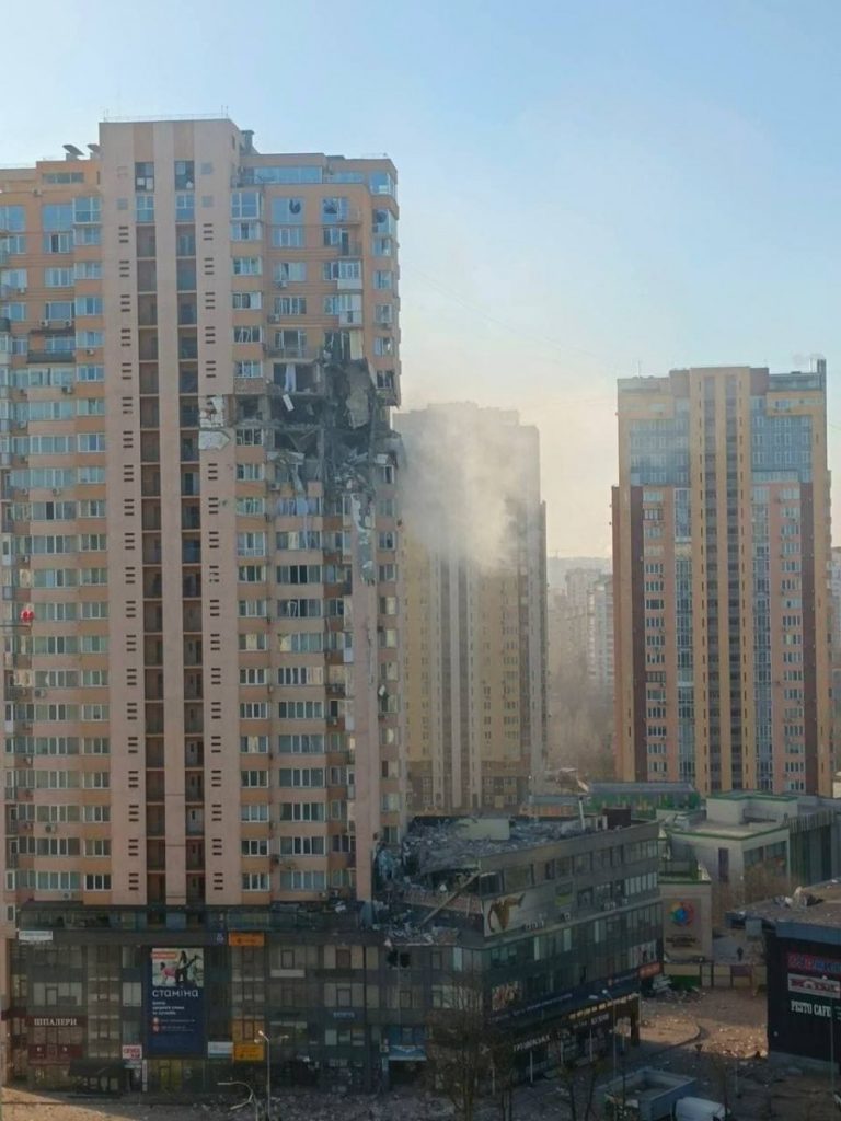 В жилой дом в Соломенском районе Киева попала ракета. По сообщениям украинских СМИ, жертв нет. Фото: УНИАН - новости Украины