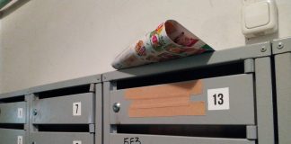 Почтовые ящике в многоквартирном доме Даугавпилса. Буклеты часто вынимают из почтовых ящиков и складывают наверху. Те, кто не хочет видеть рекламную продукцию в своих ящиках, сообщает об этом. 16 марта 2022 года. Фото Елены Иванцовой