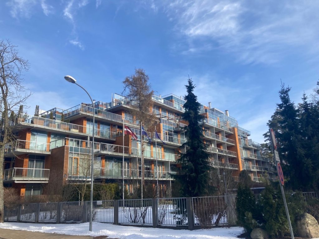 Дом на Дзинтару, 13/15 в Юрмале. Одна из квартир в нём принадлежит сестре Алишера Усманова Гульбахор Исмаиловой. Фото: Санита Емберга