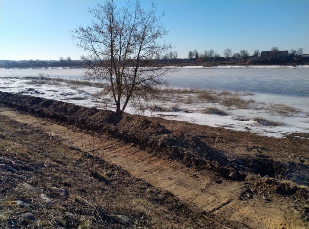 Берег Даугавы в районе смотровой площадки на улице Бругю в Даугавпилсе. Фото: Елена Иванцова
