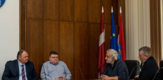 Первый заместитель мэра Даугавпилса Алексей Васильев, Дмитрий Рыбников и инвесторы на встрече в думе 9 марта. Фото: daugavpils.lv