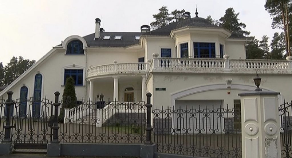 Вилла "Safīri" в Гаркалне. Фото: скриншот из программы "Nekā Personīga"