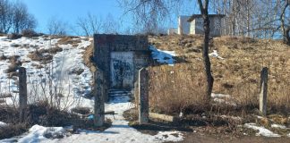 Бывшее бомбоубежище в Даугавпилсе на берегу озера Губище (в районе ДК). 18 марта 2022 года. Фото: Инна Плавока