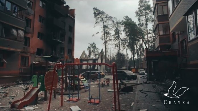 Скриншот из видео, снятого оператором Юрием Грузиновым и неправительственной организацией Ukrainian Witness. В нём содержатся кадры из Ирпеня, который превратился в город-призрак. Это видео также есть в нашей подборке Скриншот из видео, снятого оператором Юрием Грузиновым и неправительственной организацией Ukrainian Witness. В нём содержатся кадры из Ирпеня, который превратился в город-призрак. Это видео также есть в нашей подборке