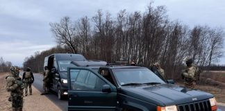 На дороге Двиете — Сабали пограничники задержали автомобиль «Jeep Grand Cherokee», в котором перевозились 20 000 белорусских сигарет "Fest". Фото: Госпогранохрана