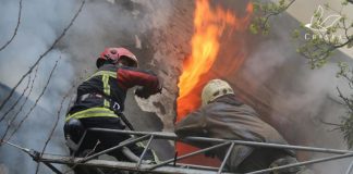В результате обстрела Харькова в воскресенье, 17 апреля, 5 человек погибли и 20 – пострадали. Фото: ГСЧС Украины