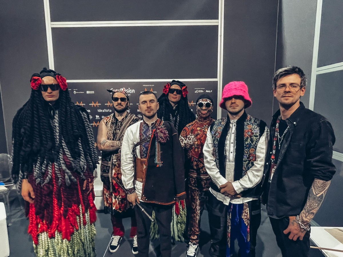 Эвалд Дукулс с музыкантами украинской группы Kalush Orchestra. Фото с личной страницы Эвалда на фейсбуке