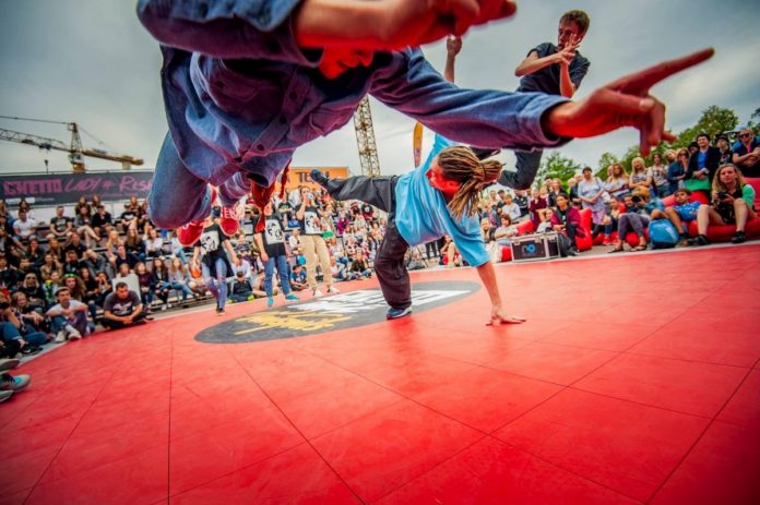 Выступление участников фестиваля Ghetto Dance. Фото предоставлено организаторами фестиваля Ghetto Games / ghetto.lv Выступление участников фестиваля Ghetto Dance. Фото предоставлено организаторами фестиваля Ghetto Games / ghetto.lv