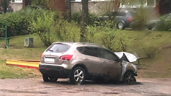 Автомобиль, сгоревший во дворе ул. Шаура. 12 мая 2022 года. Фото: читательницы Виктории
