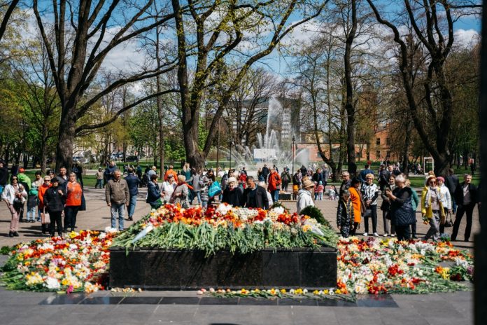 Мемориал воинам-освободителям Даугавпилса в Парке Дубровина. 9 мая 2022 года. Фото: Виола Олейникова Мемориал воинам-освободителям Даугавпилса в Парке Дубровина. 9 мая 2022 года. Фото: Виола Олейникова