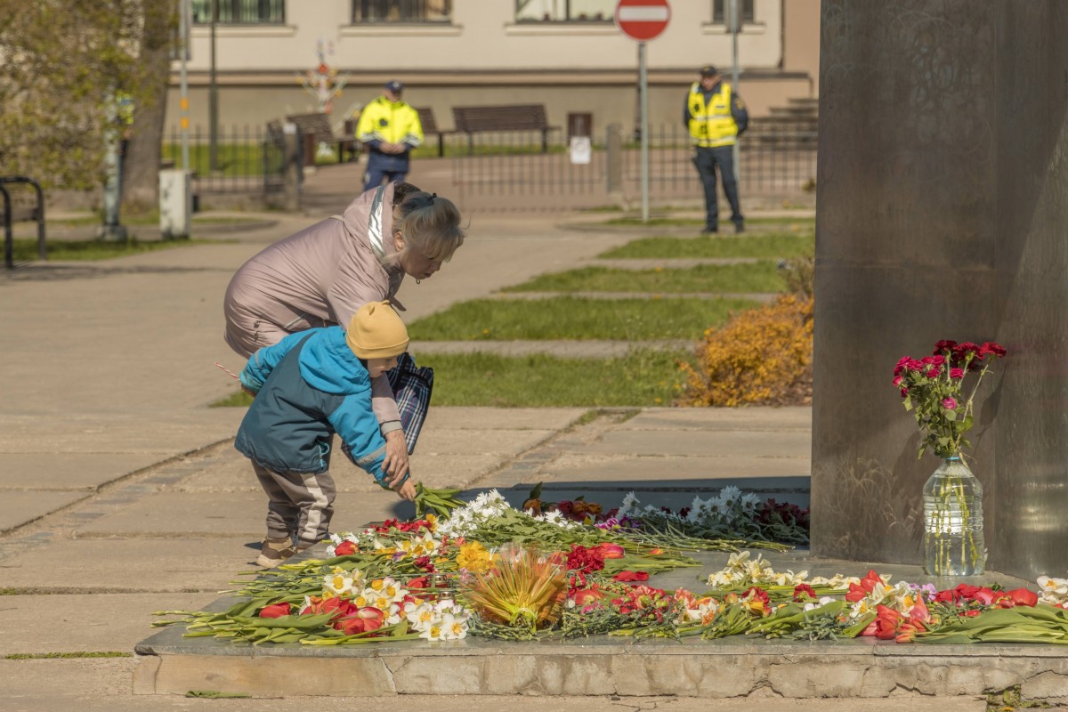 Памятный обелиск в Сквере Славы в Даугавпилсе. 9 мая 2022 года, 10:54. Фото: Евгений Ратков