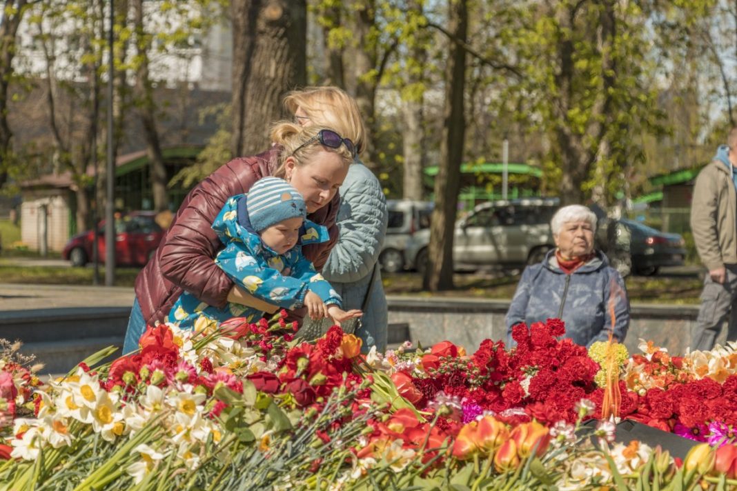 Мемориал в Парке Дубровина в Даугавпилсе. 9 мая 2022 года, 12:27. Фото: Евгений Ратков Мемориал в Парке Дубровина в Даугавпилсе. 9 мая 2022 года, 12:27. Фото: Евгений Ратков