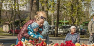 9 мая 2022 года в Даугавпилсе: что происходило в Сквере Славы и парке Дубровина. Фотоистория Мемориал в Парке Дубровина в Даугавпилсе. 9 мая 2022 года, 12:27. Фото: Евгений Ратков