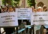 Участники пикета педагогов, который прошёл у Сейма в Риге 16 июня 2022 года. Фото: Настя Гавриленко