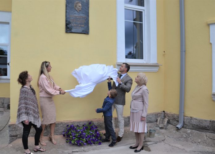 Памятную доску в честь доктора Элины Роне на фасаде бывшего роддома на ул. Варшавас, 43а открывают её близкие. Даугавпилс, 16 июня 2022 года. Фото: Елена Иванцова Памятную доску в честь доктора Элины Роне на фасаде бывшего роддома на ул. Варшавас, 43а открывают её близкие. Даугавпилс, 16 июня 2022 года. Фото: Елена Иванцова