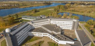 Заболеваемость снижается, вакцинам меньше доверяют, медики и студенты больше не обязаны прививаться. Главное о Covid-19 за неделю Новый корпус Даугавпилсского университета. Студенты вузов и колледжей больше не должны будут предъявлять сертификат о вакцинации или перенесённом заболевании, решило правительство Латвии 23 августа. Фото: Евгений Ратков (октябрь 2021 года)