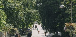 Прогнозы на осень, сезонная вакцинация и наказание за фиктивные прививки. Главное о Covid-19 за неделю Улица Ригас в Даугавпилсе, 26 июля 2022 года. Фото: Евгений Ратков