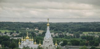 Борисоглебский собор в Даугавпилсе. Вид с башни Дроболитейного завода. 1 августа 2022 года. Фото: Евгений Ратков