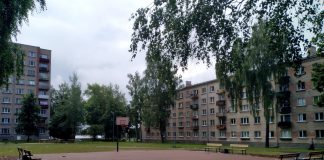 Баскетбольная площадка стала головной болью для жильцов Баскетбольная площадка во дворе многоквартирных домов в микрорайоне химиков (Архитекту, 4 и Зелинского, 13). Площадка не огорожена, мячи летят в окна, в машины и в людей. Фото: Елена Иванцова