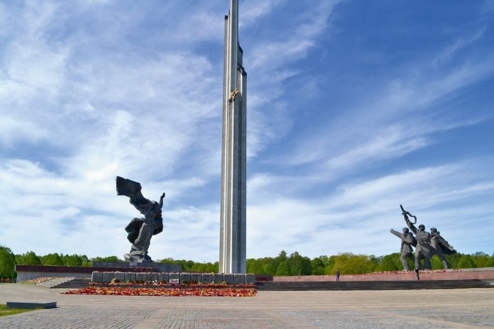 памятник в Парке победы
