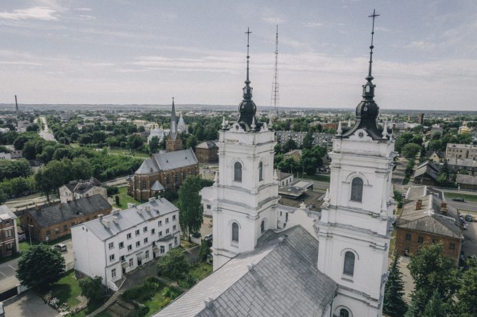 Вид на Церковную горку в Даугавпилсе. На переднем плане - Римско-католический костёл непорочного зачатия Пресвятой Девы Марии. Фото: Евгений Ратков (июль 2022 года) Вид на Церковную горку в Даугавпилсе. На переднем плане - Римско-католический костёл непорочного зачатия Пресвятой Девы Марии. Фото: Евгений Ратков (июль 2022 года)