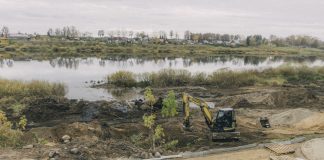 Берег Даугавы в Даугавпилсе вдоль променада по улице Бругю. 24 октября 2022 года. Фото: Евгений Ратков
