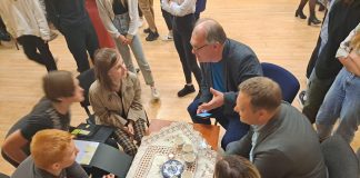 Как проект сделал учеников Каунатской школы лидерами дебатов, экспертами и уверенными в себе людьми Участники конференции, завершившей проект "Кауната говорит в Европе" - эксперты Арвид Баршевский, Оскар Зугицкий и Милана Лоча и школьники. Фото со страницы Kaunatas Vidusskola на фейсбуке