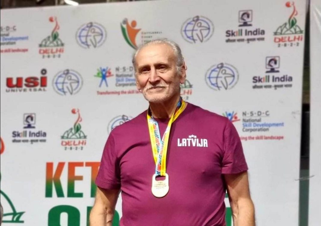 Юрий Копасов на чемпионате мира по гиревому спорту среди ветеранов. Фото из семейного архива