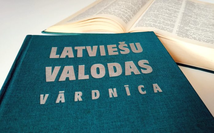 Словарь латышского языка. Фото: Valsts valodas centrs