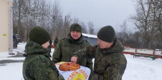 Белорусские военные с хлебом-солью встретили российских коллег. Фото: минобороны Беларуси