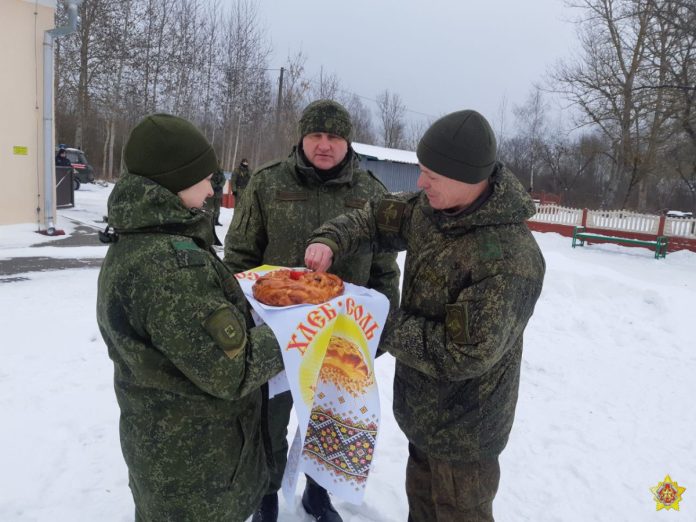 Белорусские военные с хлебом-солью встретили российских коллег. Фото: минобороны Беларуси