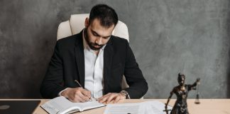 Консультации юриста по номеру 116006 будут проводиться в течение всего 2023 года, но лишь несколько дней в месяц. Здесь вам могут помочь, направив в нужные учреждения по конкретному вопросу. Консультанты не занимаются оказанием помощи в заполнении документов. Иллюстративное фото: Pexels